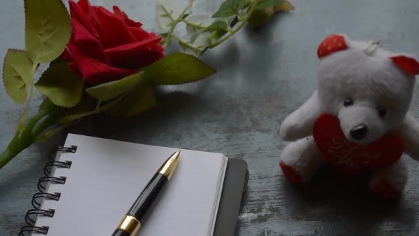 Cuaderno Notas Blanco Pluma Una Hermosa Rosa Roja Sobre Fondo — Vídeos de Stock