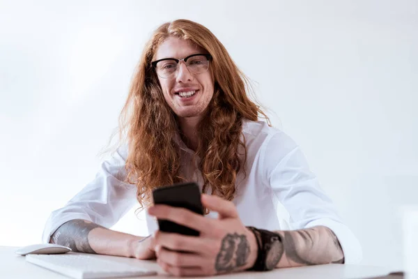 Smiling Stylish Tattooed Businessman Curly Hair Holding Smartphone — Free Stock Photo