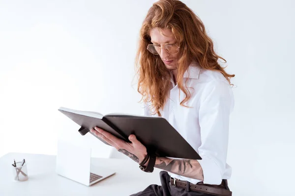 şık dövmeli işadamı kıvırcık saçlı Office belgeleri okuma