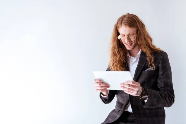 şık işadamı kıvırcık saçlı beyaz izole tablet kullanma