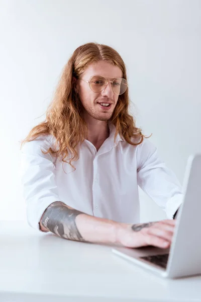 Стильный Татуированный Бизнесмен Вьющимися Волосами Работает Ноутбуком Офисе Стоковая Картинка