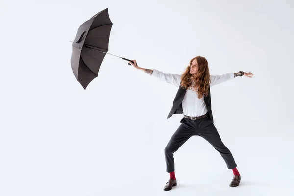 şık dövmeli işadamı kıvırcık saçlı beyaz izole siyah şemsiye ile eğleniyor