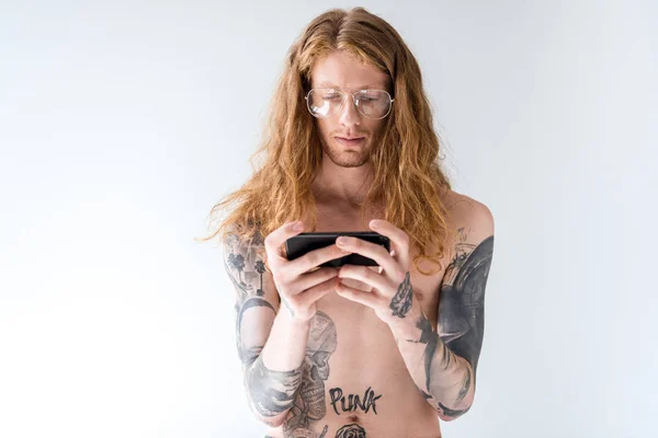 Hombre Guapo Sin Camisa Tatuado Con Pelo Rizado Usando Teléfono — Foto de stock gratis