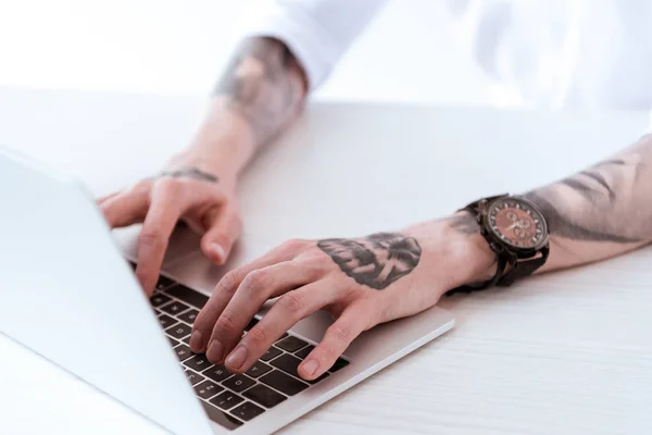 Imagem cortada de empresário tatuado trabalhando com laptop — Fotografia de Stock