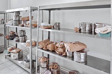 Tıbbi malzeme depolama rafı ve stilize enstrümanlar