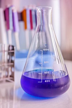 Hastane, kimya laboratuvarı, ayırıcı deney tüpü.