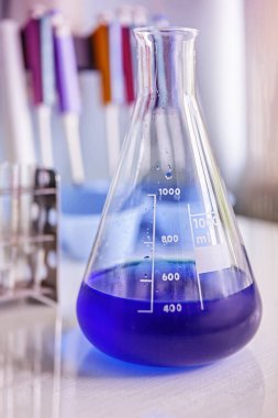 Hastane, kimya laboratuvarı, ayırıcı deney tüpü.