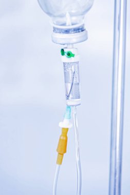 Sisteme bağlı bir ilaç şişesi.