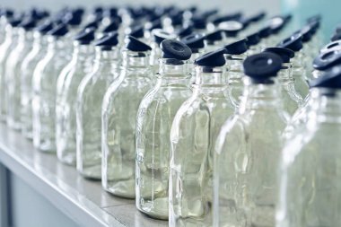 Hastane ekipmanları, masanın üstünde duran bir sıra sterilize şişe.