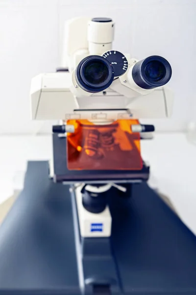 Mikroskop Lékařského Vybavení Pro Analýzu Krevního Testu — Stock fotografie