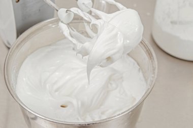 Mutfak atölyesi, proteini karıştırıcıda şekerle çırpmak.