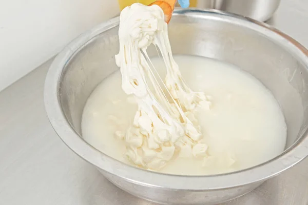 在热水中制备奶酪团 — 图库照片