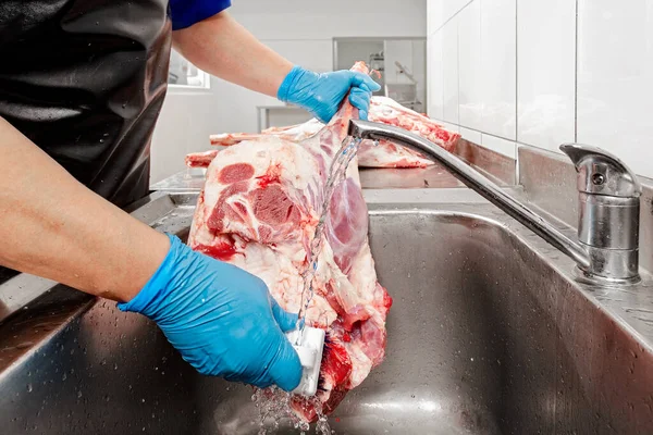 Eine Fleischverarbeitungsfabrik Ein Metzger Wäscht Fleisch — Stockfoto