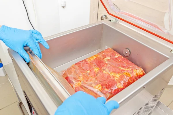 Meat Processing Plant Vacuum Packaging Marinated Meat — Stock Photo, Image