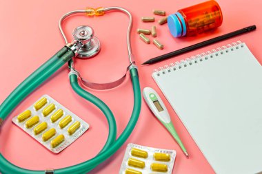 Doktor Günü konsepti, pembe arka planda steteskop. Sağlık kontrolü ya da sağlık sigortası konsepti. Kardiyoloji doktoru ekipmanı. Sağlık sigortası geçmişi. Hasta teşhisi için doktor gereci. Tıbbi ekipman, kardiyoloji, akciğer