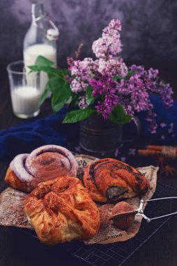 Taze kruvasanla bahar kahvaltısı. 