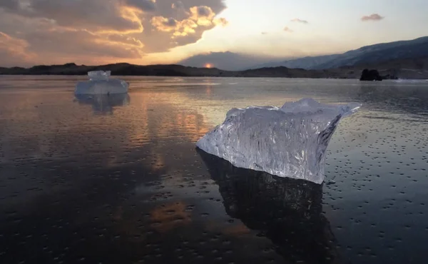 Διαφανές στρώμα πάγου φωτίζεται από τον ήλιο — Φωτογραφία Αρχείου