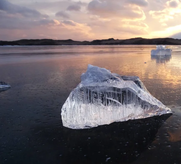 Güneş tarafından aydınlatılan şeffaf buz kütlesi — Stok fotoğraf