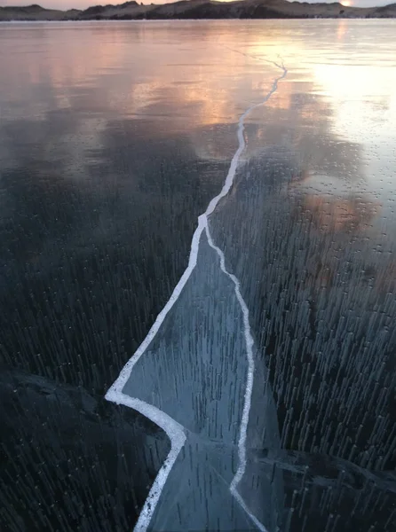 Gelo no lago Baikal. O gelo mais transparente no lago mais profundo — Fotografia de Stock