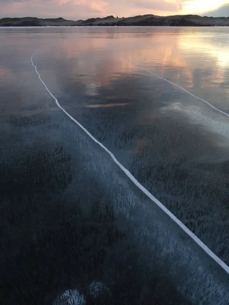 Gelo no lago Baikal. O gelo mais transparente no lago mais profundo — Fotografia de Stock