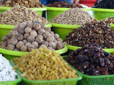 Kuru fındıklar vitrinde karışıyor. Organik fındıklar Asya pazarında satılıyor