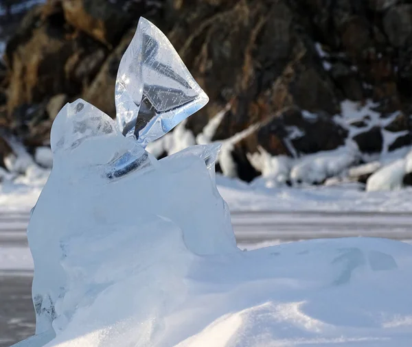 Λίμνη Baikal. Ένα μικρό διαφανές στρώμα πάγου την ηλιόλουστη μέρα — Φωτογραφία Αρχείου
