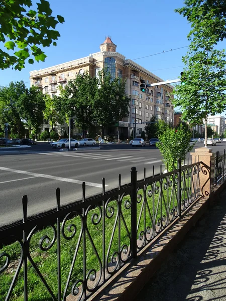 Stadsgatan. Gatuvy i Tasjkent staden på en solig sommardag, Uzbekistan — Stockfoto