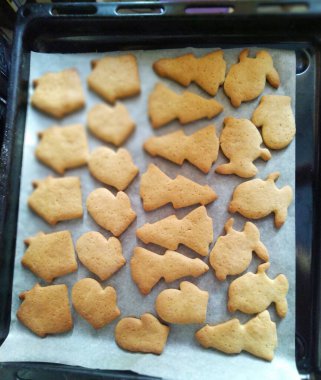 Geleneksel Noel kurabiyeleri fırında çarşaf üzerinde