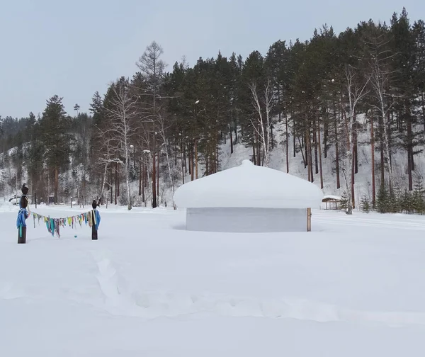 Yurt mongol tradicional na neve, paisagem de inverno — Fotografia de Stock