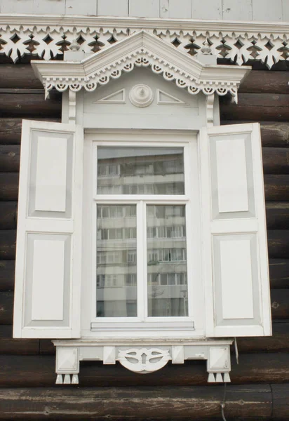 Окно с резными деревянными ставнями в русском доме — стоковое фото