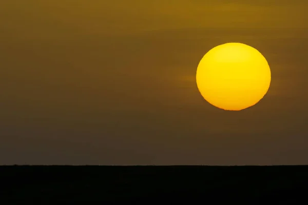 Pôr do sol sobre a paisagem agrícola — Fotografia de Stock