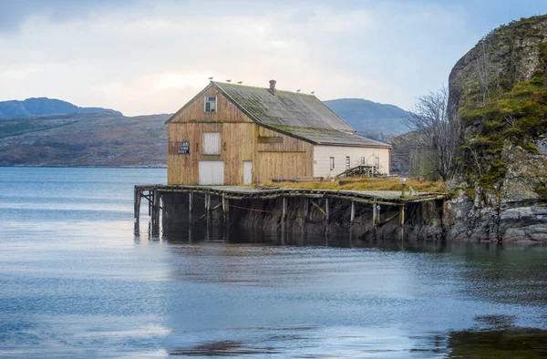 Norveç Teki Eski Renkli Mağaza Binası Olan Eski Bir Balıkçı — Stok fotoğraf