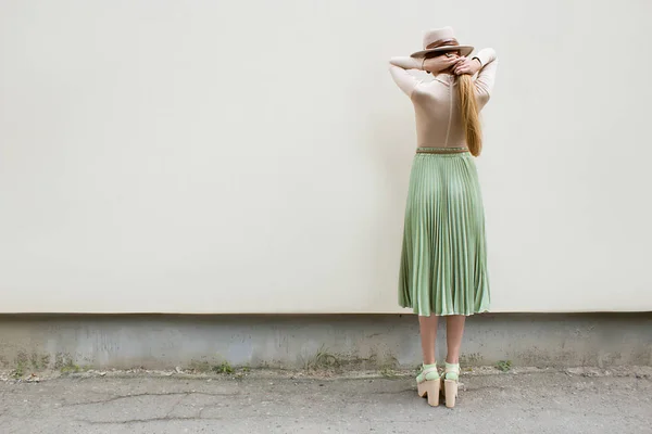 Jonge Rode Hair Meisje Hoed Gekleed Beige Blouse Turqoise Plooien — Stockfoto