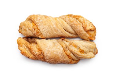 Peynirli ekmek. Beyaz arka planda peynirli iki rulo taze ev yapımı ekmek.. 