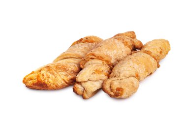 Peynirli ekmek. Üç tane taze yüzlü rulo, beyaz arka planda peynirli ev yapımı ekmek.. 