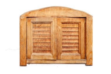 Tahta pencere ve beyaz bir duvarda kuru üzümler. Pencere kepenklerle kapatıldı. 