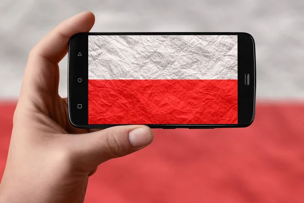 폴란드, 전화 화면에 플래그. 깃발 사진을 찍는 스마트폰. — 스톡 사진