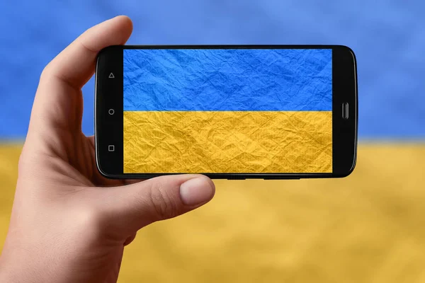 Флаг Украины на экране телефона. Флаг смартфона в руке для фотографирования . — стоковое фото
