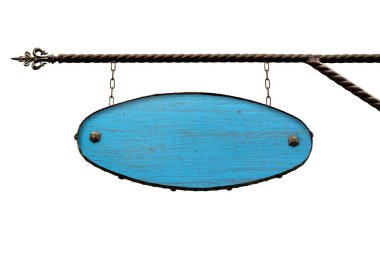 Oval mavi ahşap tabela. İşlenmiş demir yapının üzerinde yazı olmayan eski ahşap tabelalar. Şablon beyazda izole edildi. 
