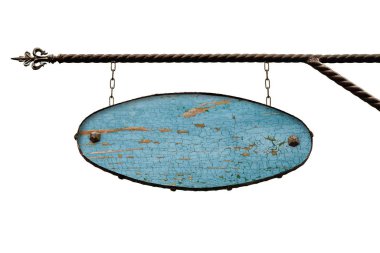 Oval mavi ahşap tabela. İşlenmiş demir bir yapının üzerinde yazı olmayan eski bir ahşap mağaza tabelası. Şablon beyaz üzerine izole edilmiştir. 
