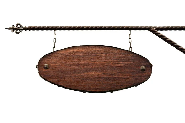 Oval ahşap tabela. Metinsiz eski bir oval dükkan tabelası işlenmiş demir bir yapıya asılmış. Model beyazda izole edildi. 
