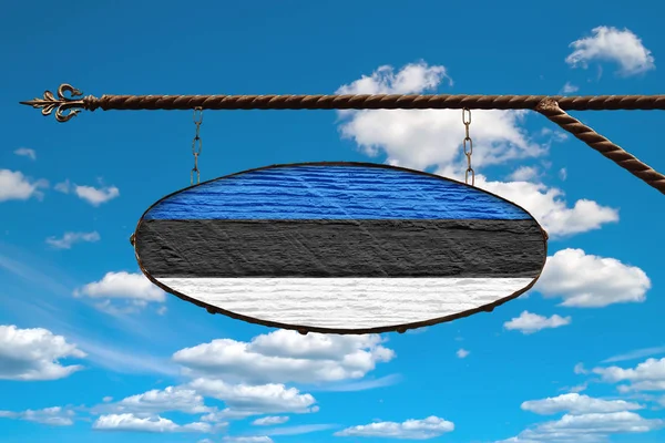 에 스토니아는 서명판에 깃발을 꽂는다. Oval signboard 색상 에스토니아 국기가 금속으로 만들어 진 구조 위에 걸려 있다. 푸른 하늘을 배경으로 구름이 떠 있는 모습. — 스톡 사진