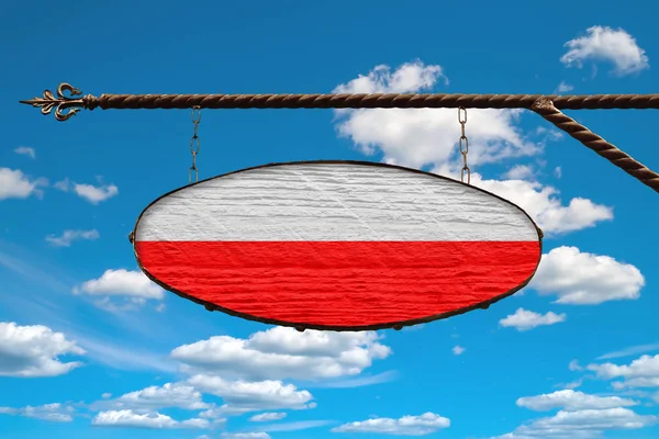 Bandera de Polonia en el cartel. Colores del letrero ovalado Bandera de Polonia colgada en una estructura forjada de metal. Plantilla sobre un fondo de cielo azul con nubes . —  Fotos de Stock