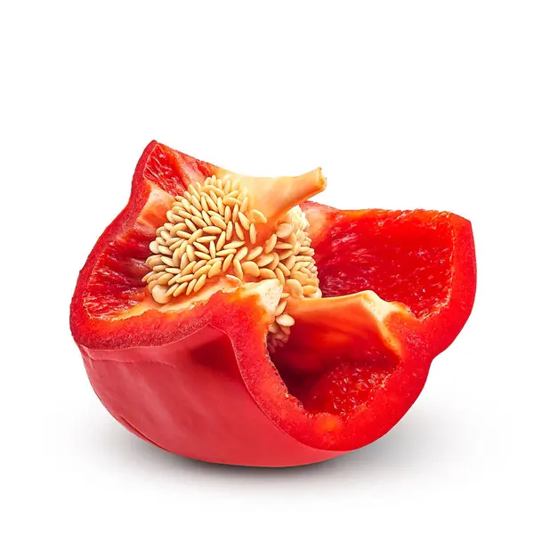 Poivron rouge aux graines. Coupe de poivrons isolés sur fond blanc. Aliments biologiques . — Photo