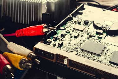 Sabit disk ve kablolar. Eski bilgisayar sabit diski. Mikroçipler ve bilgisayar bileşenleri, depolama verileri ve bilgi kurtarma.