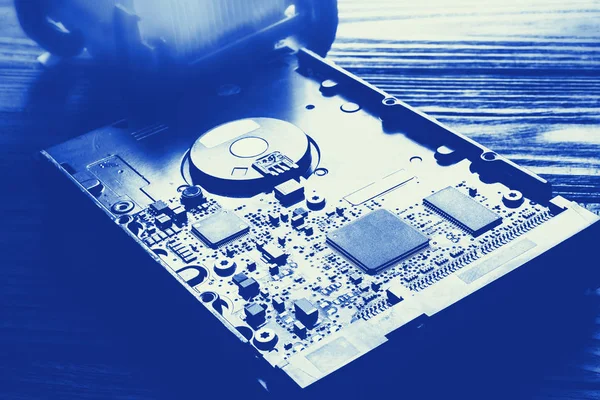 Tuhaf. Bilgisayar sabit diskine mavi tonlama. Mikroçipler ve bilgisayar bileşenleri, depolama verileri ve bilgi kurtarma. — Stok fotoğraf