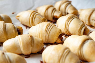 Ev yapımı pişirme. Parşömen kağıdına istiflenmiş hamur işleri..