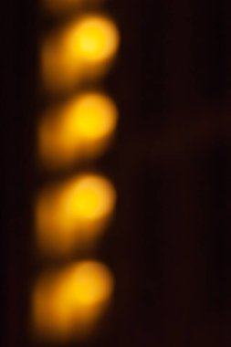 Bokeh vitrinleri. Şehirde geceleri vitrindeki lambaların bulanık görüntüsü.. 