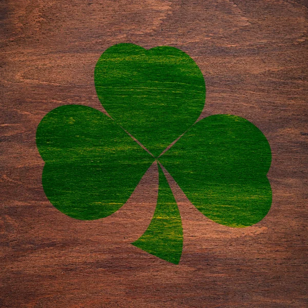 Aziz Patrick Günü. Yeşil yonca tahta bir yüzeye boyanır. Üç yapraklı yonca. — Stok fotoğraf