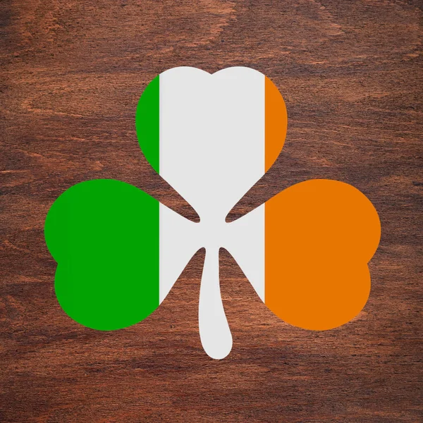 Saint Patrick. Le trèfle de couleur drapeau irlandais est dessiné sur une surface en bois. Trèfle à trois feuilles . — Photo